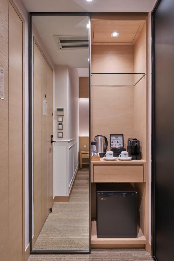 Y 4* Hong Kong